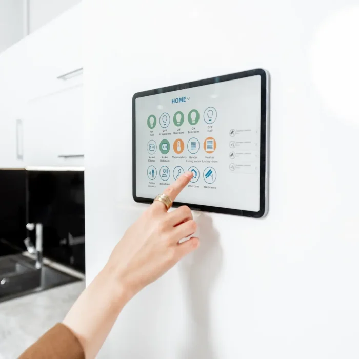 smart riadenie domácnosti zabezpečenie objektov ovládací panel